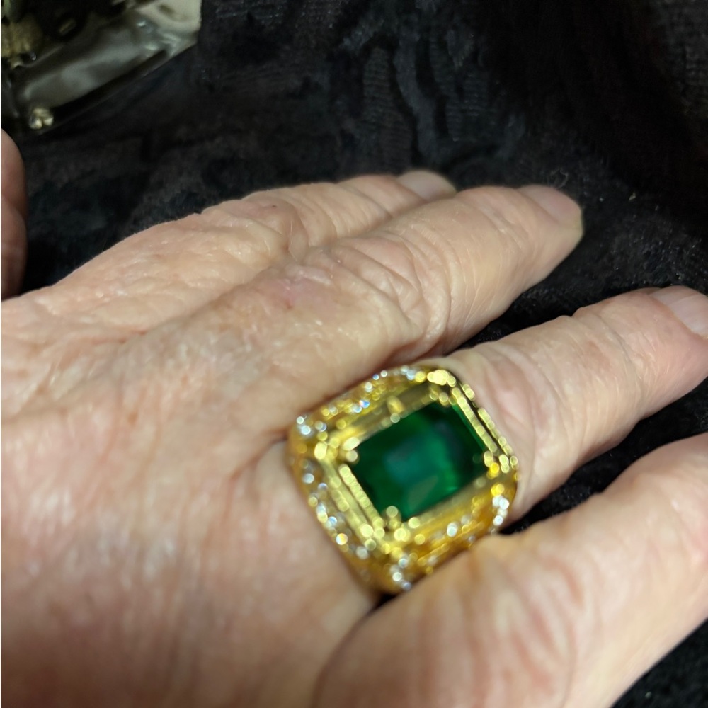 MENS GOLD PLATED GREEN STONE RING - Picture 6 of 13